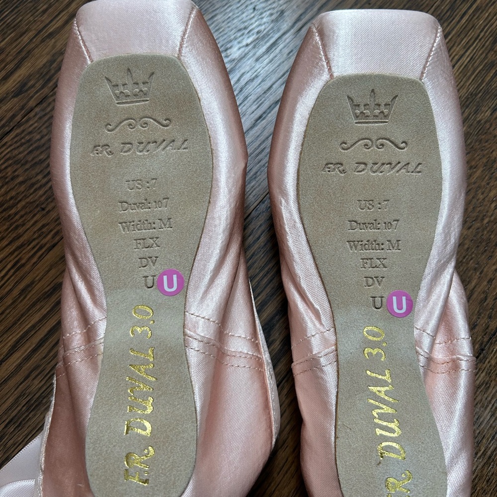 Duval pointed shoes 7 M Deep Vamp